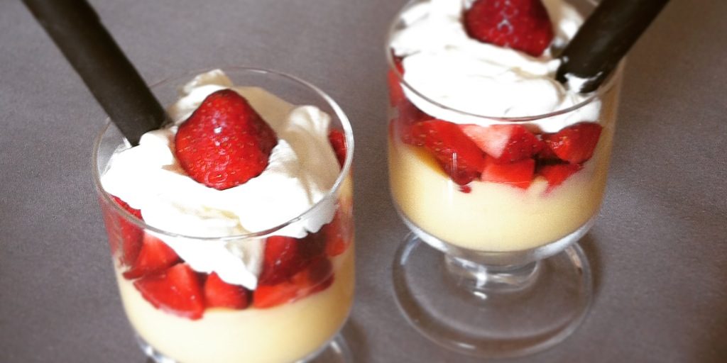Crema catalana con fresas y nata